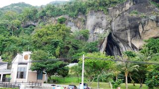 大きな洞窟がありました。周りにもちょっと小さいですが洞窟があります。