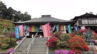 ツツジに囲まれてる護摩堂