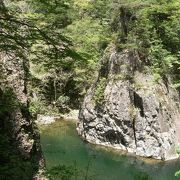 岩壁と激流に圧倒され、新緑と清流に癒される