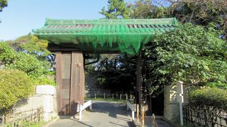 ひっそりと建つ重要文化財