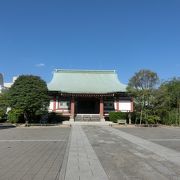 江戸を代表する寺の一つ、著名人もここに