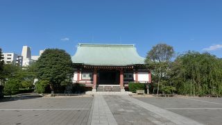江戸を代表する寺の一つ、著名人もここに