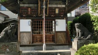 赤や黒、江戸の五色不動の一つ