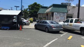 店前でフリフリチキン焼いてます