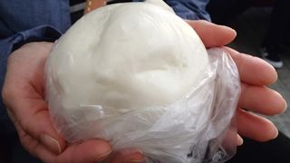 「創業明治27年」「ブタまんの江戸清」の、大きな看板