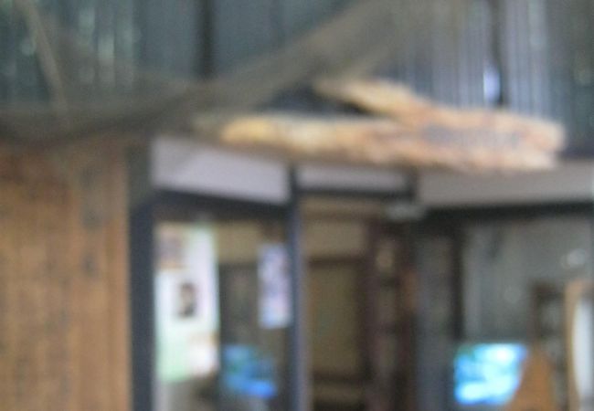 いづみ朝商店街の中にあります。