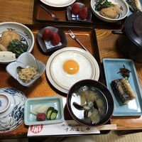 朝食。ザ・旅館の和定食。丁寧に作ってあります。お櫃のご飯です