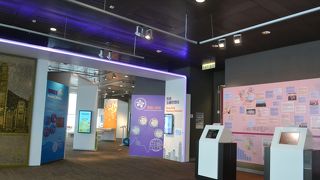 1階でパスポートチェックがあります。無料で見学できますよ。