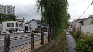 寿司屋街から運河へと流れ込むきれいな小川