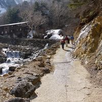 駐車場から橋をわたり、山道を少しだけ登ります。