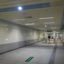 改札までのなが～い通路