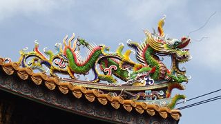 屋根の上にある一対の龍は、繊細で色鮮やかなガラス細工。素晴らしい！