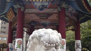 公園入口には、真っ白な獅子が構えています