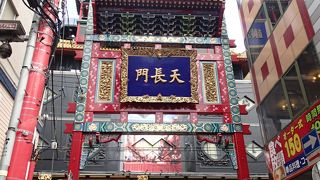 天長門より、アミューズメント施設「横浜大世界」の方が更に大きい