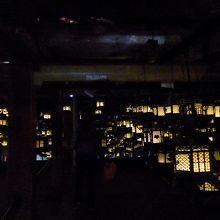 特別拝観で入った回廊内の暗くしての灯篭の展示です