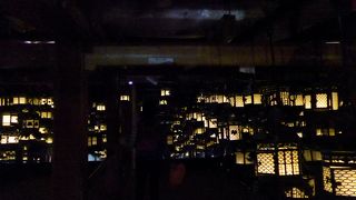 古くからの灯篭と新たな朱塗りの建物の対比が素晴らしい