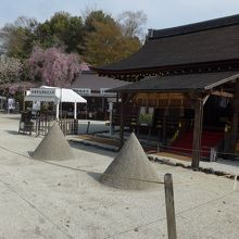 神社内の立砂？