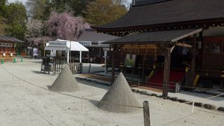 厳かな雰囲気が残る