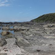 ゴツゴツとした岩場が続く海岸が印象的でした。