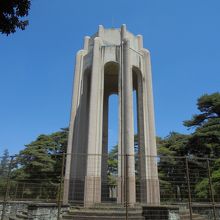 霊園のシンボル、噴水塔