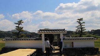 白壁に囲まれています