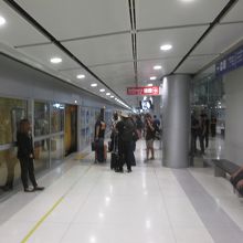 スワプンナーム空港駅 (ARL)