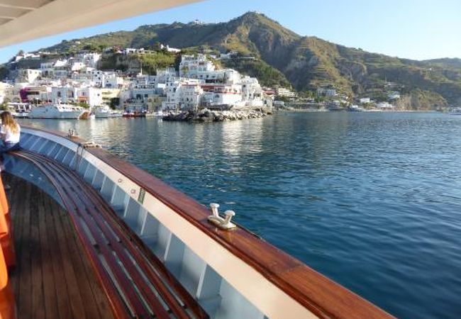 サンタンジェロからカプリ島へのクルーズがあります♪