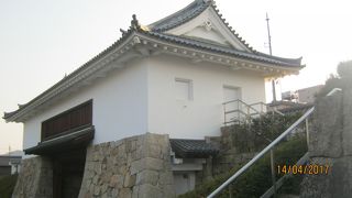 城門が資料館です。