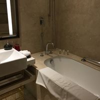 バスタブ付き。底が丸くて少し滑りやすいバスタブです。