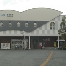 駅舎の屋根に特色があります。