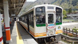 東武日光駅や会津鉄道線への直通列車も往来、区間内なら特急リバティにも乗車券のみで乗れる。