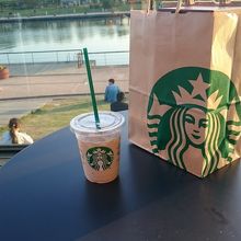 記念にタンブラー買った。限定品ではない。