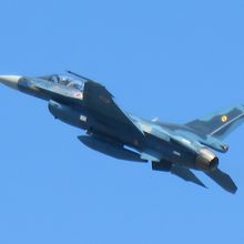 自衛隊のF-2戦闘機のデモ飛行