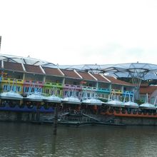 川沿いに多くのバーが