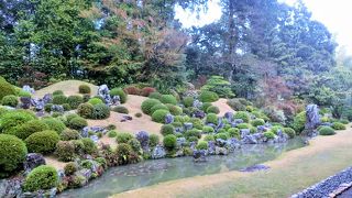 小堀遠州作の龍潭寺庭園が見える縁側へ。
