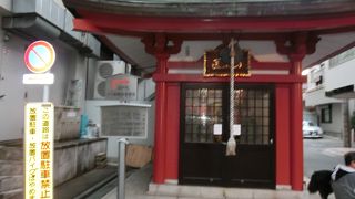 小さな社、参道入り口は飲み屋街と間違えそう