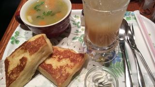 ビルの地下にあるカフェ