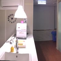 こまめに清掃されているバスルームとトイレ。飲料水も完備。