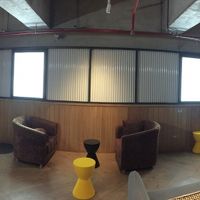 B2階の交流スペース。ダーツなどが楽しめます。