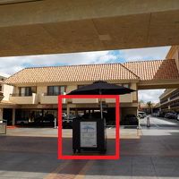 正面(真ん中は駐車場係さんのデスク)