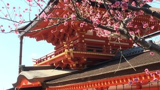 朱塗りの立派な神殿です。