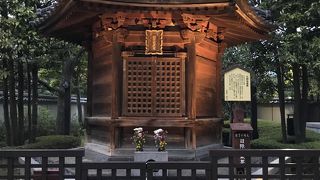 浅草寺内最古の建物です。