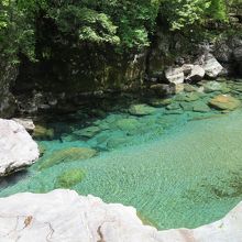 水面がブルーなのが分かりますか？