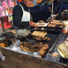 巨大な焼き鳥。1本300円。