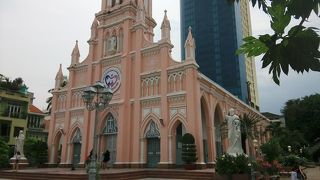 ローカルバスはここの前から乗れます