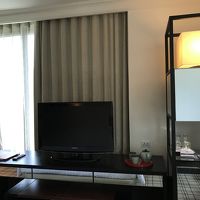 テレビの裏からはプールが見えました