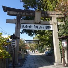 東大路通に面した鳥居。
