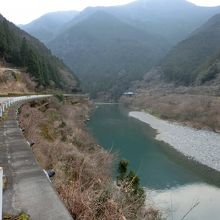 川沿いのドライブ