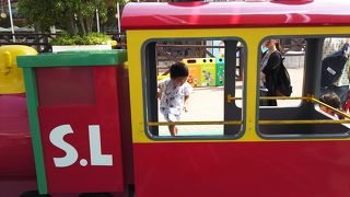 大人も子供も入場料1500円。