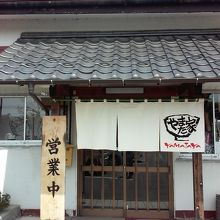 回りは田畑なので見つけやすいです。